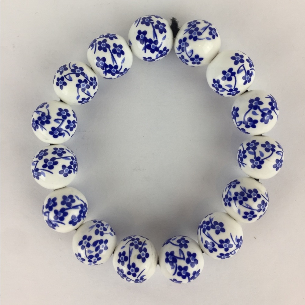 White and Blue floral beaded stretchy bracelet EUC - Picture 8 of 8